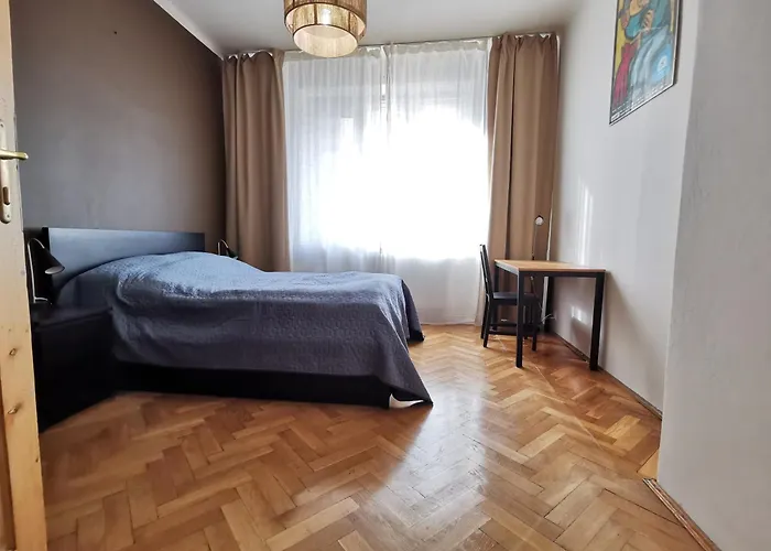 Cozy Spacious Apartment With Balcony